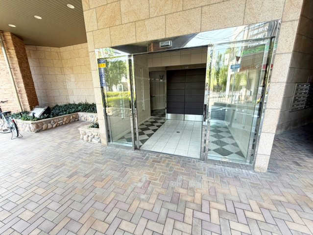 プロパレス江坂公園ロマネスタのエントランス