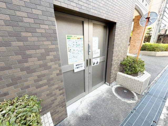 プロパレス江坂公園ロマネスタのエントランス