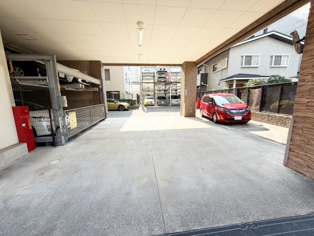プロパレス江坂公園ロマネスタの駐車場