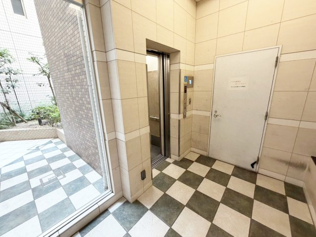 プロパレス江坂公園ロマネスタのエントランス