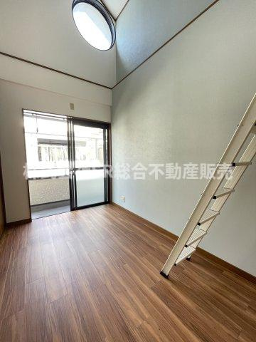 南上小阪中古戸建の洋室|2F　5.0帖。部屋上部にも窓があり開放感のある明るい洋室です！
