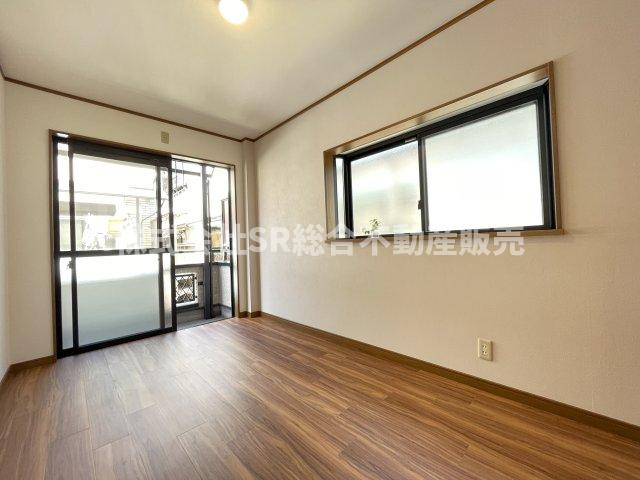 南上小阪中古戸建の寝室|2F　5.0帖。バルコニーに面した明るい洋室です！