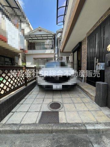 南上小阪中古戸建の駐車場|お車をお持ちの方には必要な駐車場付きです！リビングと直接行き来できるので買い物の後に便利です♪