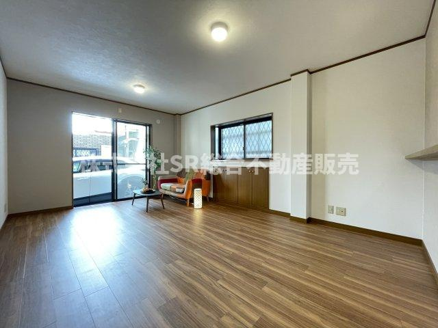 南上小阪中古戸建の居間・リビング|ご家族でゆったりとお過ごしいただける空間です！