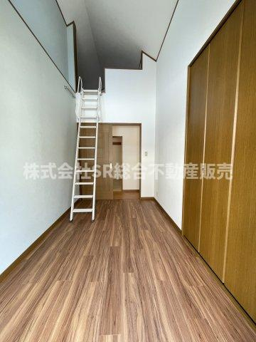 南上小阪中古戸建の洋室|ロフト付きで天井が高く開放感のある洋室です！