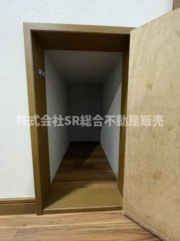南上小阪中古戸建の収納|デッドスペースになりがちな階段下にも収納がございます！