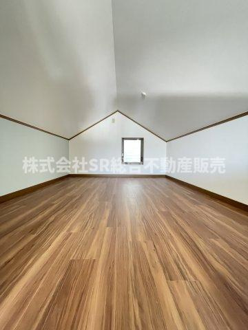 南上小阪中古戸建の洋室|収納としてはもちろん、子供の遊び場や寝床としてもご利用いただけます◎