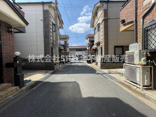 南上小阪中古戸建の前面道路含む現地写真|当日予約も大歓迎です！土日祝、雨の日やお子様連れのお客様の送迎も可能ですのでお気になさらずお問合せ下さい。お仕事終わりのお時間にも柔軟に対応致しますのでお気軽にお申し付け下さいませ。