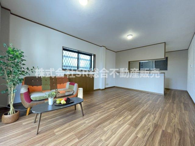 南上小阪中古戸建の居間・リビング|1F　16.0帖。ご家族と毎日顔を合わせられる造りでゆったりとお過ごしいただける空間です！