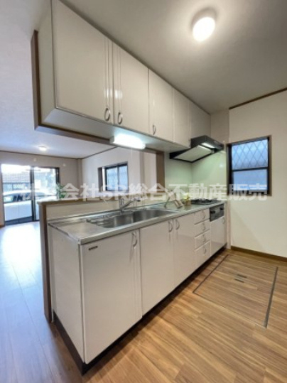 南上小阪中古戸建のキッチン|キッチンは人気の高いカウンターキッチン♪配膳と片付けが楽で快適にお料理できます！