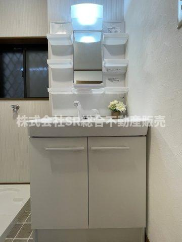 南上小阪中古戸建の独立洗面台|洗面台を新調しております！温水シャワー付で朝の支度も楽々です☆