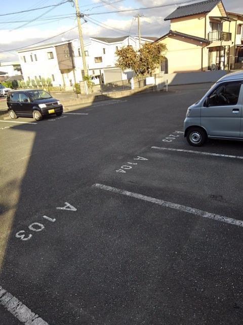 プリオール実丸Ａの駐車場|駐車スペースもあります♪
