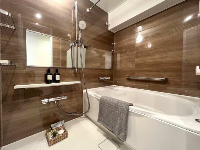 角部屋じゃないけど二面採光が良き◎そして1階がコンビニ！こりゃ家でのんびりな日も快適なんじゃない！？さ、お菓子買って映画でも見ちゃお♪な【リノベ／ライオンズマンション高砂】の浴室|ゆったり過ごせるお風呂です