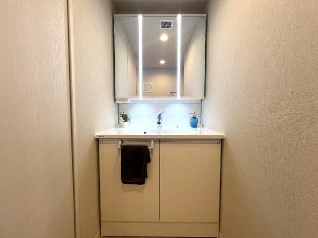角部屋じゃないけど二面採光が良き◎そして1階がコンビニ！こりゃ家でのんびりな日も快適なんじゃない！？さ、お菓子買って映画でも見ちゃお♪な【リノベ／ライオンズマンション高砂】の独立洗面台|独立洗面台です