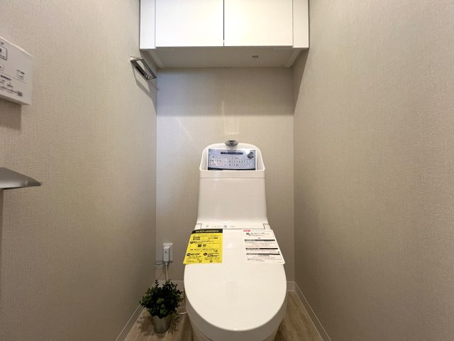 角部屋じゃないけど二面採光が良き◎そして1階がコンビニ！こりゃ家でのんびりな日も快適なんじゃない！？さ、お菓子買って映画でも見ちゃお♪な【リノベ／ライオンズマンション高砂】のトイレ|シンプルで使いやすいトイレです