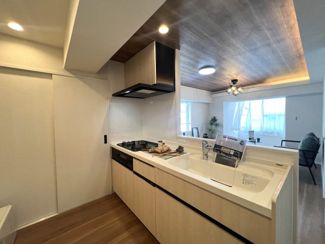 角部屋じゃないけど二面採光が良き◎そして1階がコンビニ！こりゃ家でのんびりな日も快適なんじゃない！？さ、お菓子買って映画でも見ちゃお♪な【リノベ／ライオンズマンション高砂】のキッチン|きれいなキッチンです