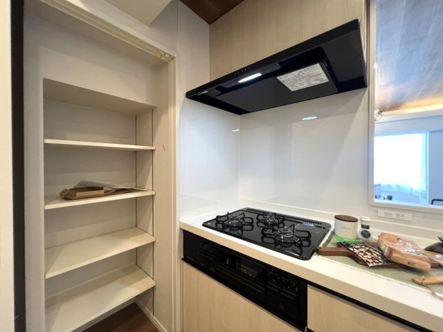 角部屋じゃないけど二面採光が良き◎そして1階がコンビニ！こりゃ家でのんびりな日も快適なんじゃない！？さ、お菓子買って映画でも見ちゃお♪な【リノベ／ライオンズマンション高砂】のキッチン|お料理しやすいキッチンです