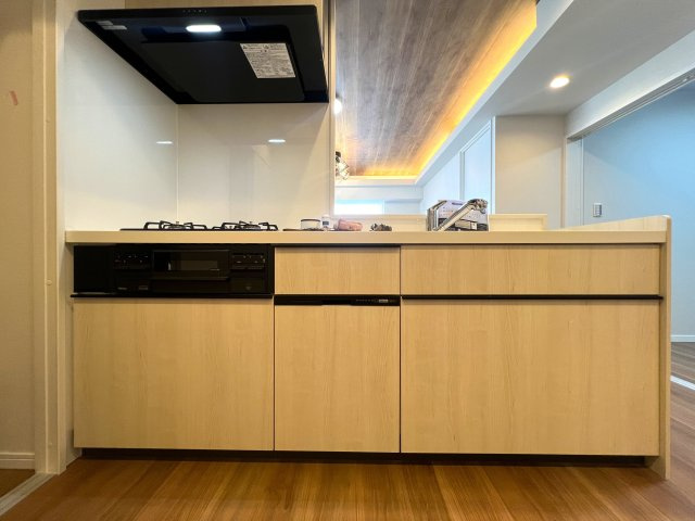角部屋じゃないけど二面採光が良き◎そして1階がコンビニ！こりゃ家でのんびりな日も快適なんじゃない！？さ、お菓子買って映画でも見ちゃお♪な【リノベ／ライオンズマンション高砂】のキッチン|キッチンでお料理をお楽しみください