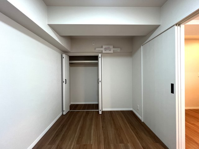 角部屋じゃないけど二面採光が良き◎そして1階がコンビニ！こりゃ家でのんびりな日も快適なんじゃない！？さ、お菓子買って映画でも見ちゃお♪な【リノベ／ライオンズマンション高砂】の洋室|落ち着いた色調の洋室です