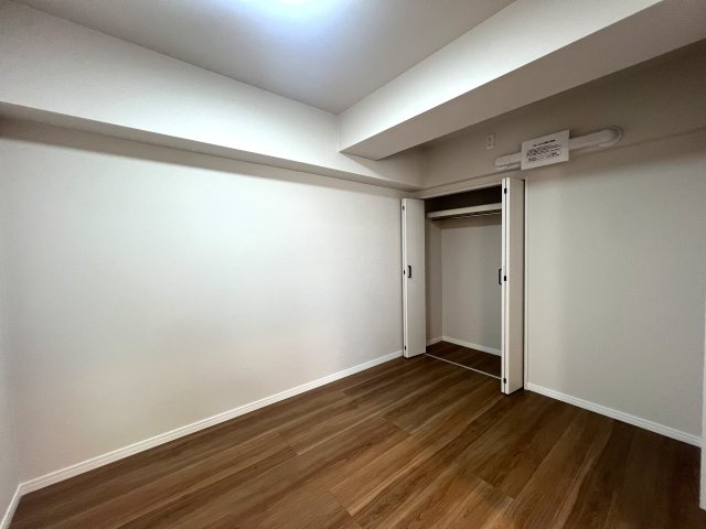 角部屋じゃないけど二面採光が良き◎そして1階がコンビニ！こりゃ家でのんびりな日も快適なんじゃない！？さ、お菓子買って映画でも見ちゃお♪な【リノベ／ライオンズマンション高砂】の洋室|きれいな洋室です