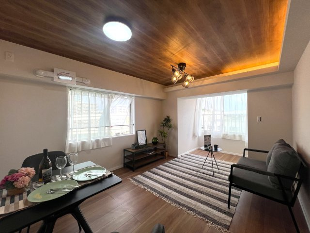 角部屋じゃないけど二面採光が良き◎そして1階がコンビニ！こりゃ家でのんびりな日も快適なんじゃない！？さ、お菓子買って映画でも見ちゃお♪な【リノベ／ライオンズマンション高砂】の居間・リビング|ゆったり過ごせる居間です
