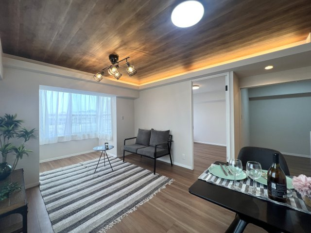 角部屋じゃないけど二面採光が良き◎そして1階がコンビニ！こりゃ家でのんびりな日も快適なんじゃない！？さ、お菓子買って映画でも見ちゃお♪な【リノベ／ライオンズマンション高砂】の居間・リビング|使いやすい居間です