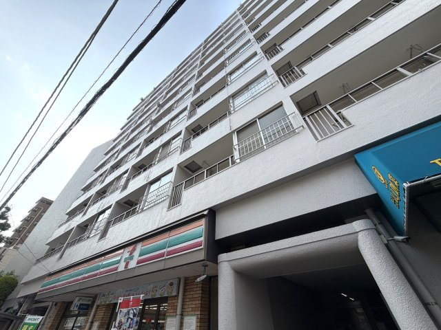 角部屋じゃないけど二面採光が良き◎そして1階がコンビニ！こりゃ家でのんびりな日も快適なんじゃない！？さ、お菓子買って映画でも見ちゃお♪な【リノベ／ライオンズマンション高砂】