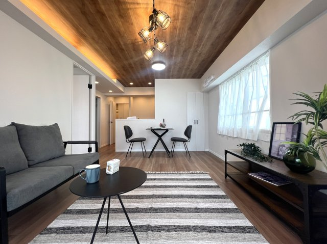 角部屋じゃないけど二面採光が良き◎そして1階がコンビニ！こりゃ家でのんびりな日も快適なんじゃない！？さ、お菓子買って映画でも見ちゃお♪な【リノベ／ライオンズマンション高砂】の居間・リビング|居間です