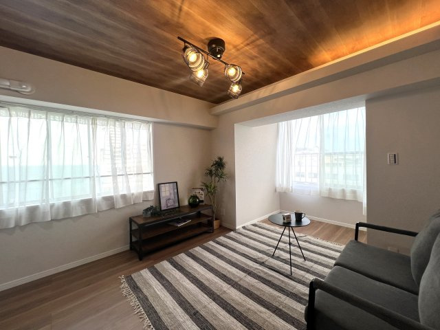 角部屋じゃないけど二面採光が良き◎そして1階がコンビニ！こりゃ家でのんびりな日も快適なんじゃない！？さ、お菓子買って映画でも見ちゃお♪な【リノベ／ライオンズマンション高砂】の居間・リビング|使いやすいリビングです