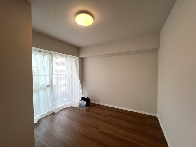 角部屋じゃないけど二面採光が良き◎そして1階がコンビニ！こりゃ家でのんびりな日も快適なんじゃない！？さ、お菓子買って映画でも見ちゃお♪な【リノベ／ライオンズマンション高砂】の洋室|落ち着いた色調の洋室です