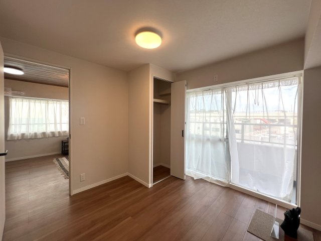 角部屋じゃないけど二面採光が良き◎そして1階がコンビニ！こりゃ家でのんびりな日も快適なんじゃない！？さ、お菓子買って映画でも見ちゃお♪な【リノベ／ライオンズマンション高砂】の洋室|広々とした洋室です