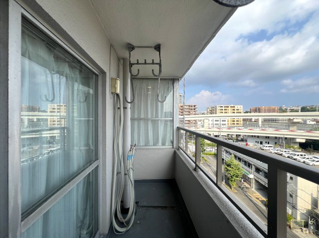 角部屋じゃないけど二面採光が良き◎そして1階がコンビニ！こりゃ家でのんびりな日も快適なんじゃない！？さ、お菓子買って映画でも見ちゃお♪な【リノベ／ライオンズマンション高砂】のバルコニー|バルコニーがあります