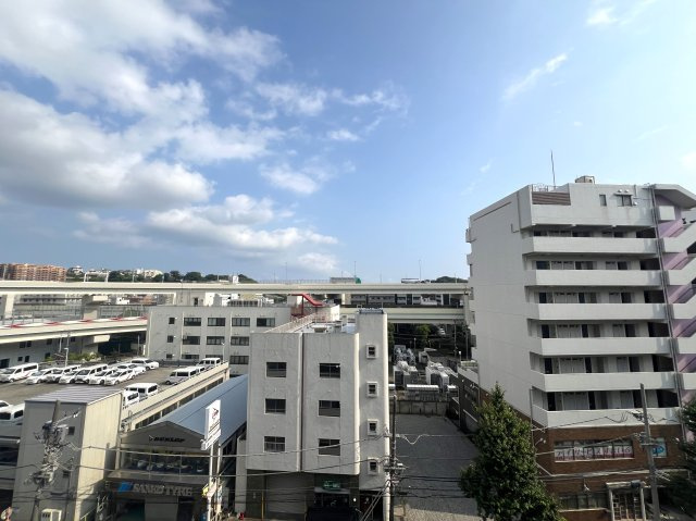 角部屋じゃないけど二面採光が良き◎そして1階がコンビニ！こりゃ家でのんびりな日も快適なんじゃない！？さ、お菓子買って映画でも見ちゃお♪な【リノベ／ライオンズマンション高砂】の展望