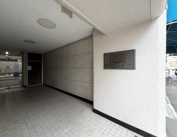 角部屋じゃないけど二面採光が良き◎そして1階がコンビニ！こりゃ家でのんびりな日も快適なんじゃない！？さ、お菓子買って映画でも見ちゃお♪な【リノベ／ライオンズマンション高砂】のエントランス|落ち着いたエントランスです