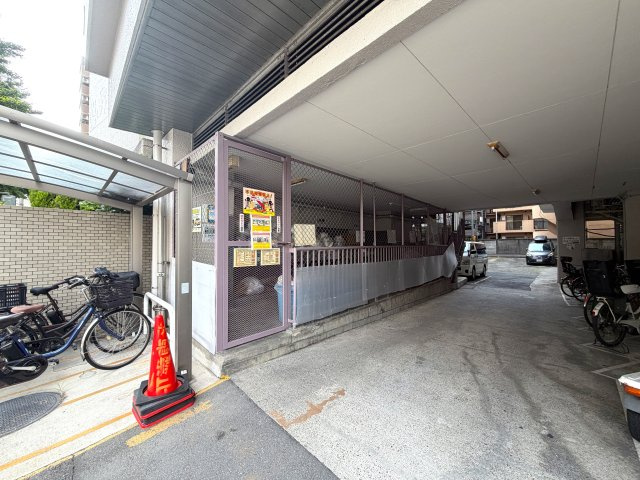 角部屋じゃないけど二面採光が良き◎そして1階がコンビニ！こりゃ家でのんびりな日も快適なんじゃない！？さ、お菓子買って映画でも見ちゃお♪な【リノベ／ライオンズマンション高砂】のその他共用部分