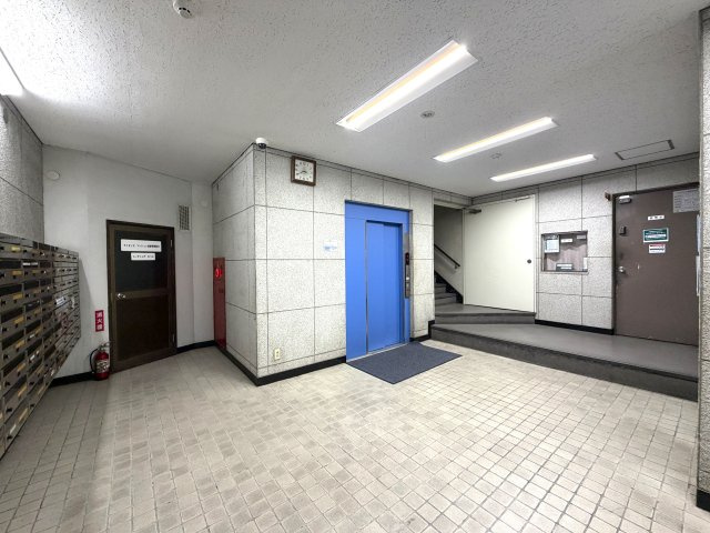 角部屋じゃないけど二面採光が良き◎そして1階がコンビニ！こりゃ家でのんびりな日も快適なんじゃない！？さ、お菓子買って映画でも見ちゃお♪な【リノベ／ライオンズマンション高砂】のその他共用部分