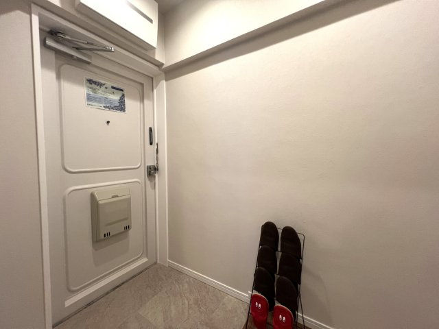 角部屋じゃないけど二面採光が良き◎そして1階がコンビニ！こりゃ家でのんびりな日も快適なんじゃない！？さ、お菓子買って映画でも見ちゃお♪な【リノベ／ライオンズマンション高砂】の玄関|玄関です