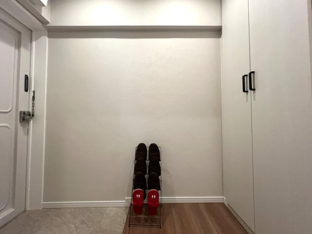 角部屋じゃないけど二面採光が良き◎そして1階がコンビニ！こりゃ家でのんびりな日も快適なんじゃない！？さ、お菓子買って映画でも見ちゃお♪な【リノベ／ライオンズマンション高砂】の玄関|明るい玄関です