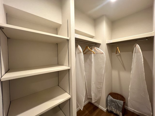 角部屋じゃないけど二面採光が良き◎そして1階がコンビニ！こりゃ家でのんびりな日も快適なんじゃない！？さ、お菓子買って映画でも見ちゃお♪な【リノベ／ライオンズマンション高砂】の収納