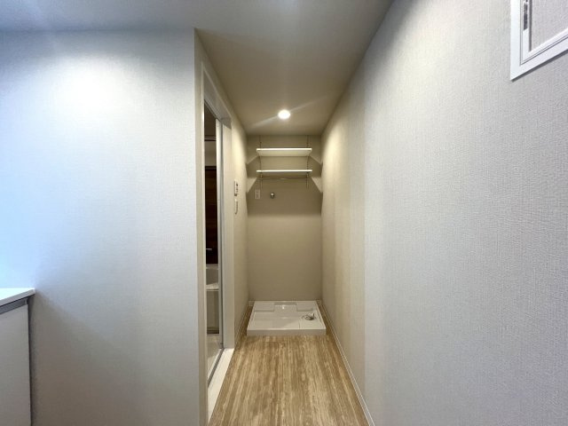 角部屋じゃないけど二面採光が良き◎そして1階がコンビニ！こりゃ家でのんびりな日も快適なんじゃない！？さ、お菓子買って映画でも見ちゃお♪な【リノベ／ライオンズマンション高砂】のランドリースペース