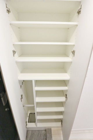 プレセダンヒルズ向島EASTの玄関|シューズクローゼット