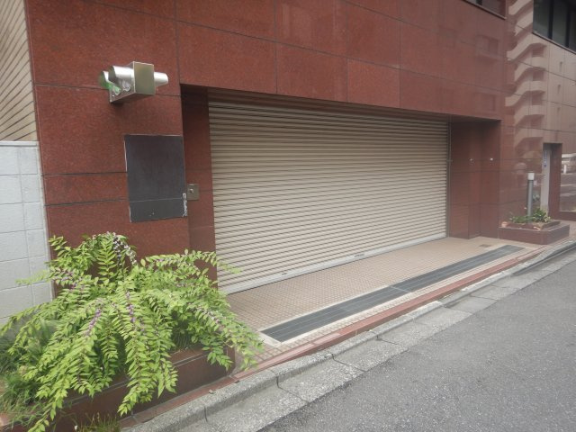 レジェンド日暮里の駐車場