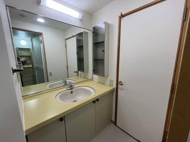 【洗面所】 | 鶴見ワンダーランド | 写真は同タイプ別部屋です。