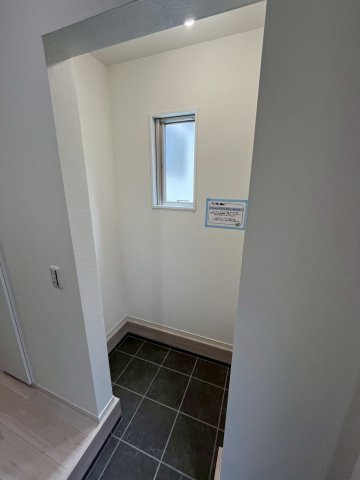 【仲介手数料無料】ふじみ野市丸山1期のその他|同仕様
ベビーカーやアウトドア用品など、収納力豊富な広々シューズクロークです！