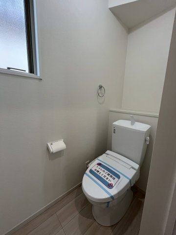 【仲介手数料無料】ふじみ野市丸山1期のトイレ|1階、2階にそれぞれトイレがあります。
お忙しい朝でもトイレ待ちがなくなります。