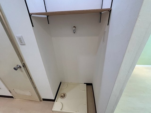 室内洗濯機置き場です。上部に洗剤を置く棚もございます♪