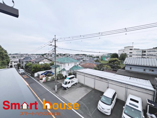 町田市薬師台第1　新築全13棟の展望|開放的なバルコニーは見晴らしもよく、太陽の温かな温もりをめいっぱい受け止めてくれます。太陽の光と爽やかな風を受けたお洗濯物はあっという間に乾き、取りこむ時には太陽の匂いを感じられそうですね。