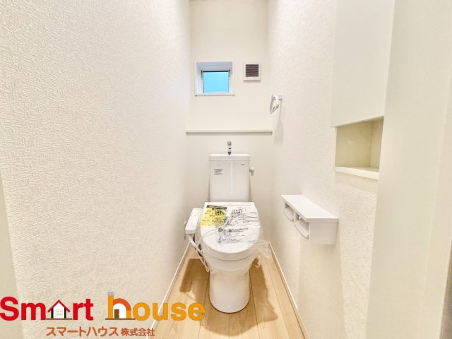町田市薬師台第1　新築全13棟のトイレ|節水型でエコなトイレには今では当たり前のウォシュレット付き。換気機能も着いているので常に快適ですね♪