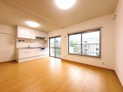 【居間・リビング】 | 左近山団地４街区９棟　バス停徒歩4分/リノベーション物件/南西向きバルコニー | ◆家族で食卓を囲むダイニングスペースと、ソファでゆったりくつろぐリビングスペースがしっかり区切られているので家具の配置や用途を使いわけしやすいです。