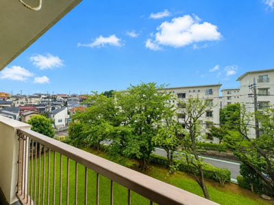【展望】 | 左近山団地４街区９棟　バス停徒歩4分/リノベーション物件/南西向きバルコニー | ◆気持ちのいい空が見渡せる広いバルコニー。爽やかな風を感じて、心躍る素敵な暮らしがはじまります。通風・採光にも優れ、心地よい光と風があふれています♪